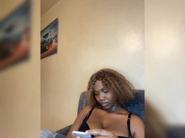 Curvy-maxy9 live cam on BongaCams