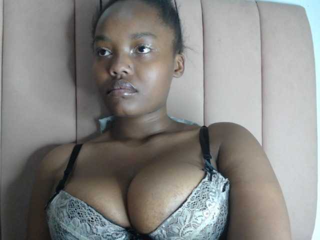 Curvy-maxy9 live cam on BongaCams