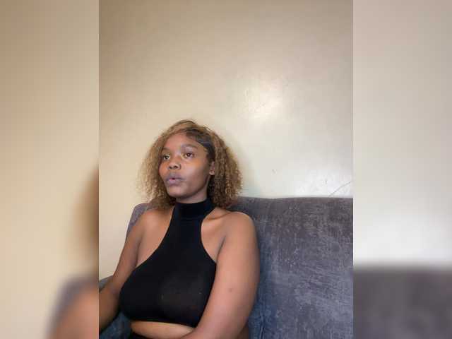 Curvy-maxy9 live cam on BongaCams