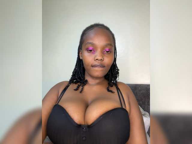 Curvy-maxy9 live cam on BongaCams