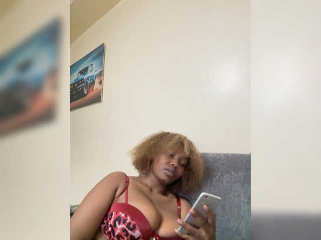 Curvy-maxy9 live cam on BongaCams