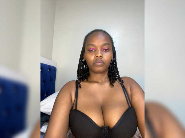 Curvy-maxy9 live cam on BongaCams