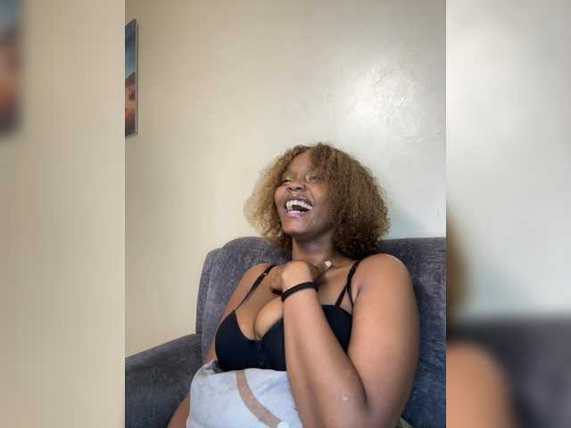 Curvy-maxy9 live cam on BongaCams