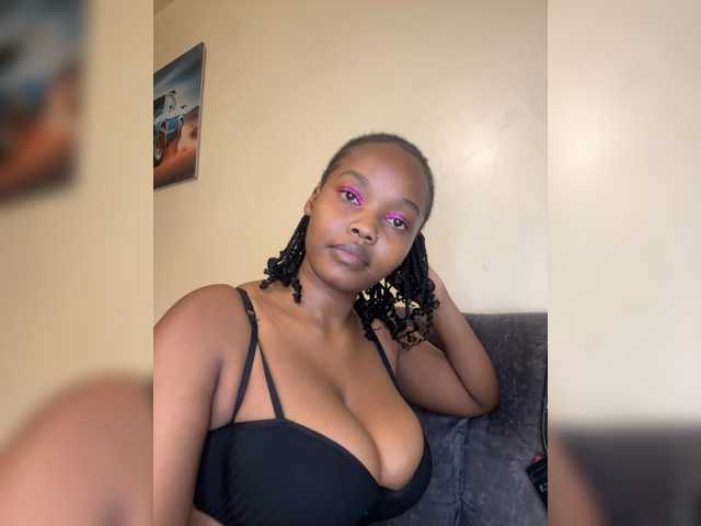 Curvy-maxy9 live cam on BongaCams