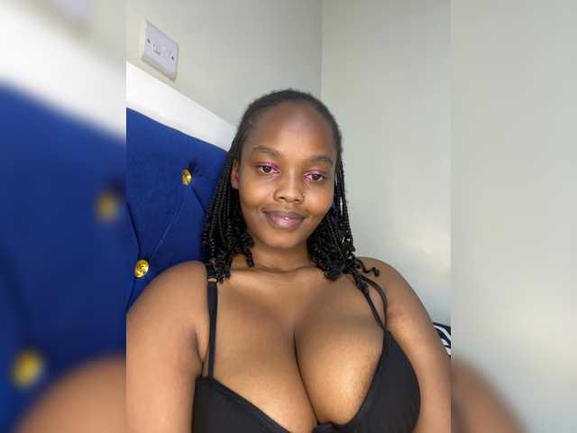 Curvy-maxy9 live cam on BongaCams