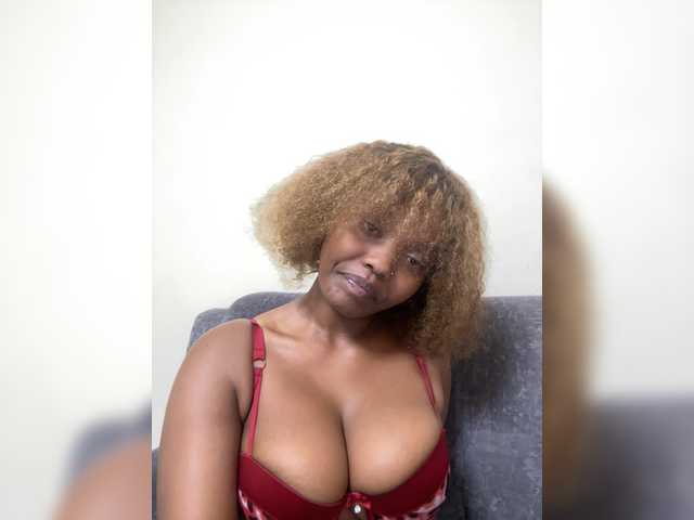 Curvy-maxy9 live cam on BongaCams