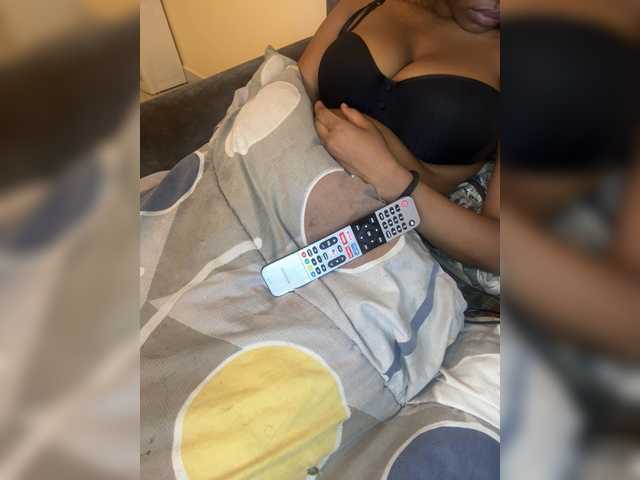 Curvy-maxy9 live cam on BongaCams