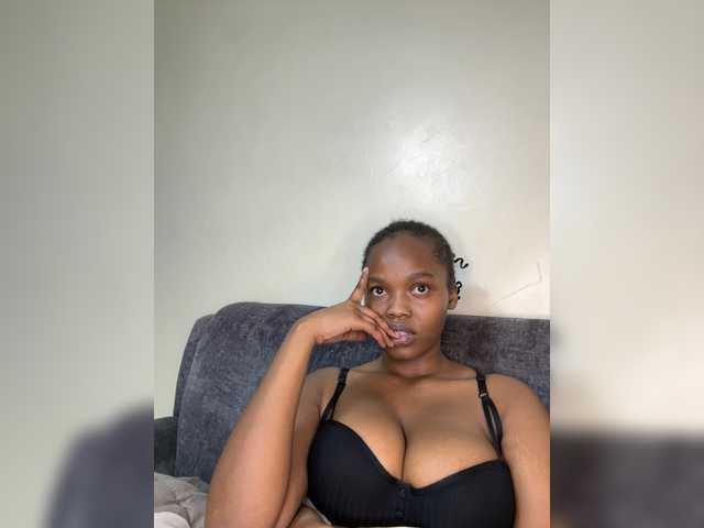 Curvy-maxy9 live cam on BongaCams