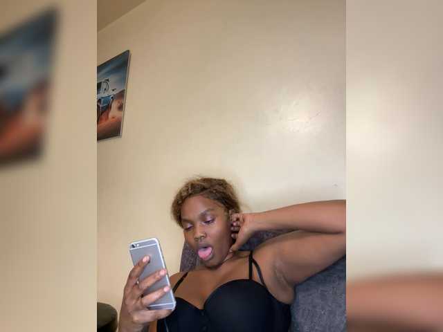 Curvy-maxy9 live cam on BongaCams