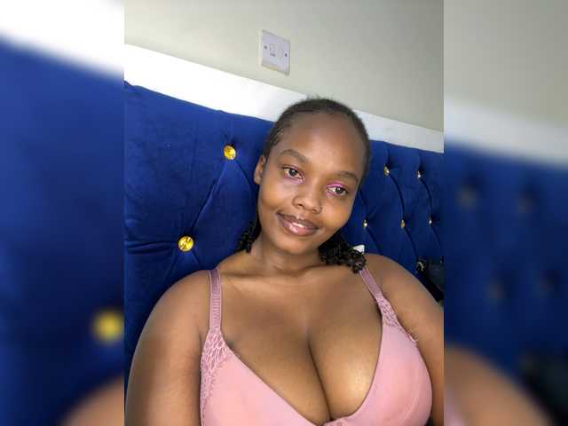 Curvy-maxy9 live cam on BongaCams