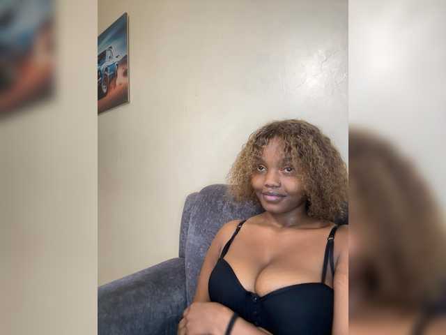 Curvy-maxy9 live cam on BongaCams