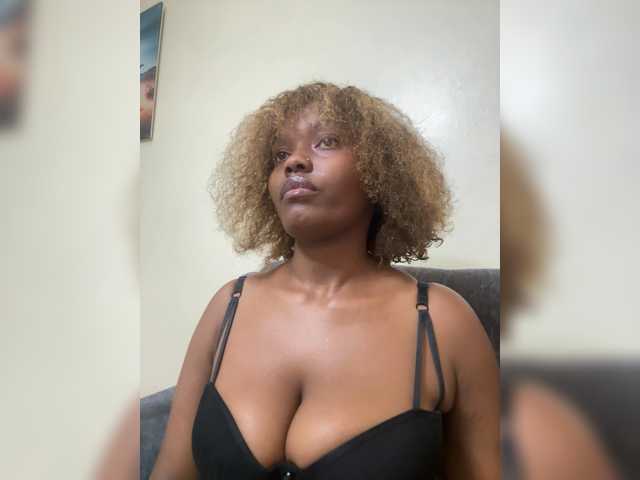 Curvy-maxy9 live cam on BongaCams