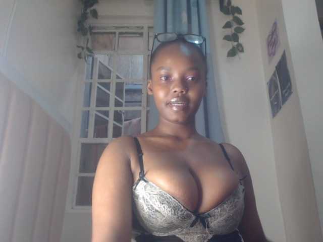 Curvy-maxy9 live cam on BongaCams