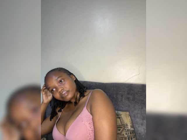 Curvy-maxy9 live cam on BongaCams