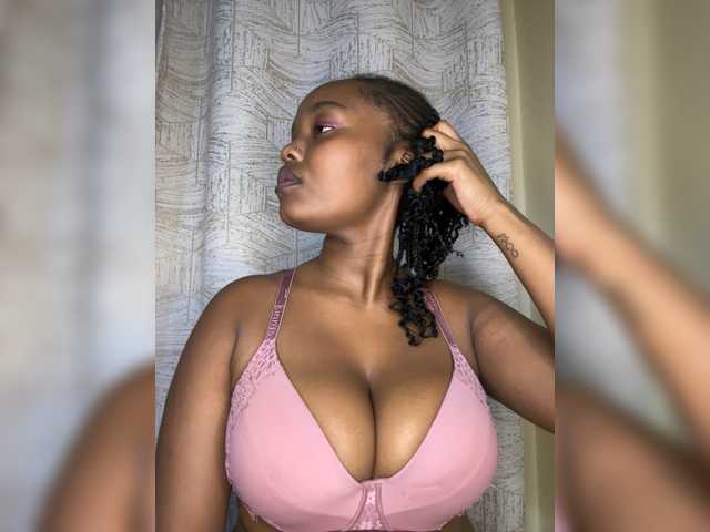 Curvy-maxy9 live cam on BongaCams