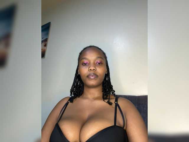 Curvy-maxy9 live cam on BongaCams