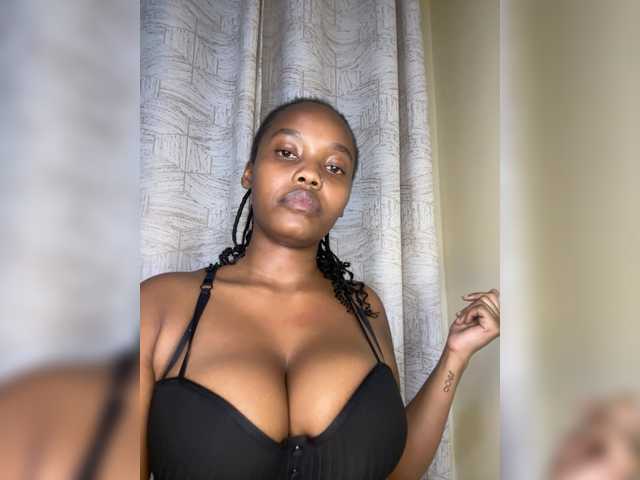 Curvy-maxy9 live cam on BongaCams