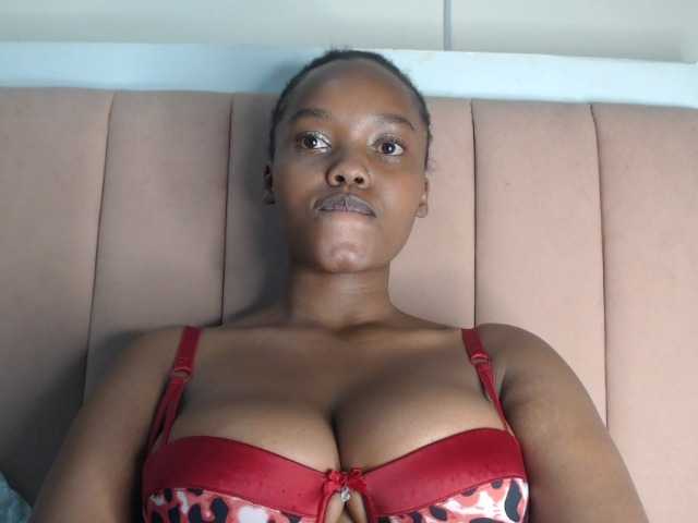 Curvy-maxy9 live cam on BongaCams