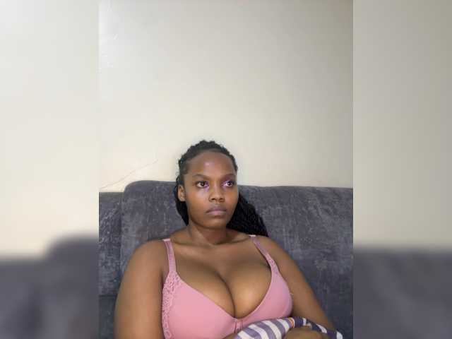 Curvy-maxy9 live cam on BongaCams