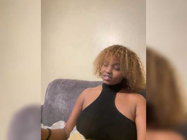 Curvy-maxy9 live cam on BongaCams