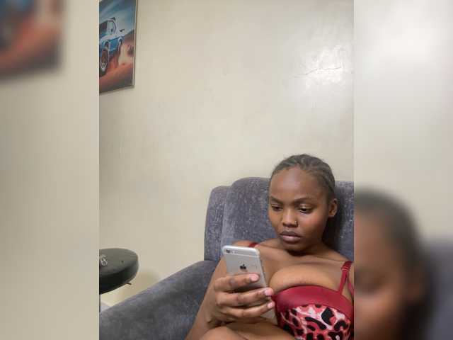 Curvy-maxy9 live cam on BongaCams