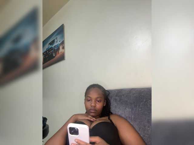 Curvy-maxy9 live cam on BongaCams