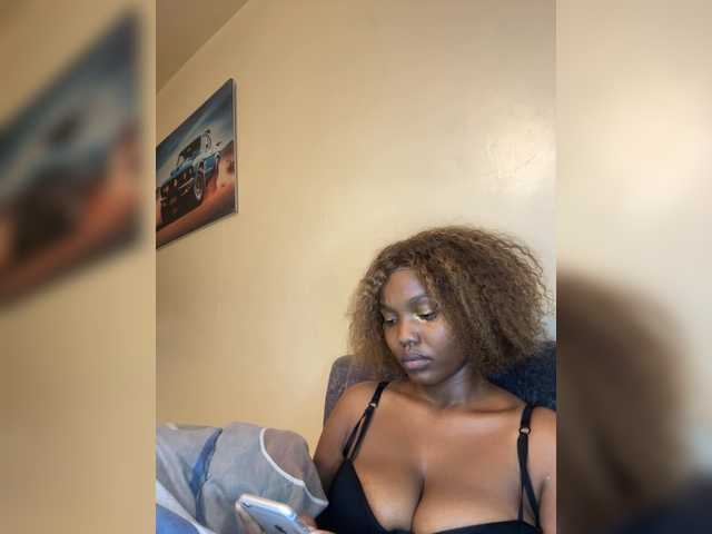 Curvy-maxy9 live cam on BongaCams