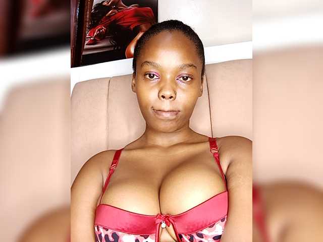 Curvy-maxy9 live cam on BongaCams