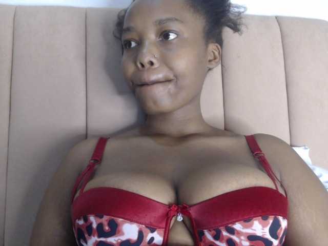 Curvy-maxy9 live cam on BongaCams
