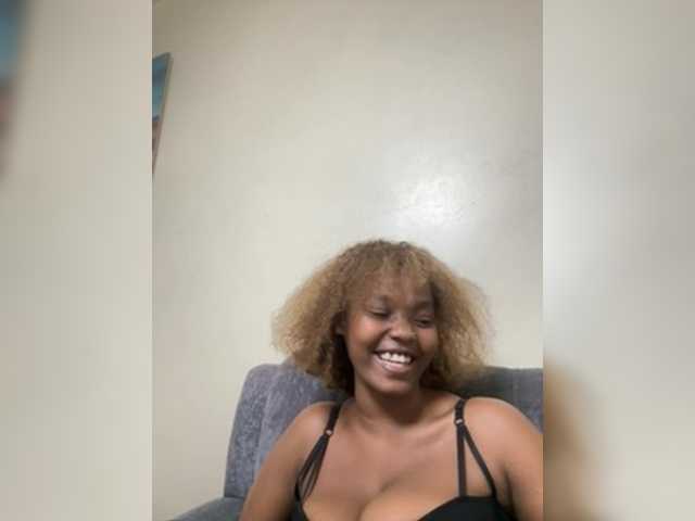 Curvy-maxy9 live cam on BongaCams