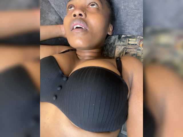 Curvy-maxy9 live cam on BongaCams