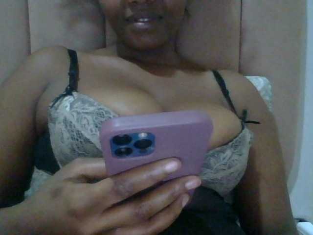 Curvy-maxy9 live cam on BongaCams