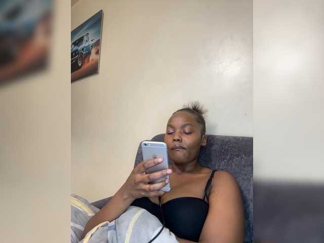 Curvy-maxy9 live cam on BongaCams