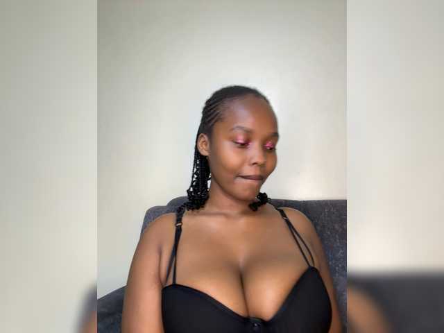 Curvy-maxy9 live cam on BongaCams