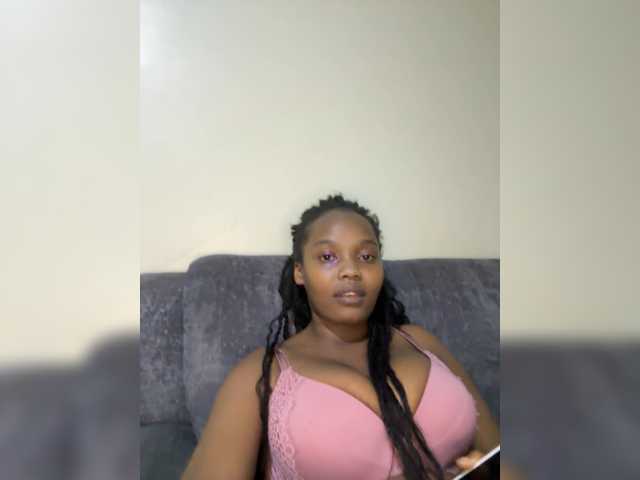 Curvy-maxy9 live cam on BongaCams