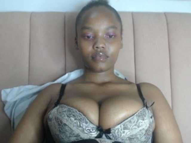 Curvy-maxy9 live cam on BongaCams
