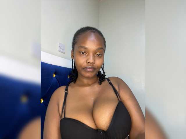 Curvy-maxy9 live cam on BongaCams