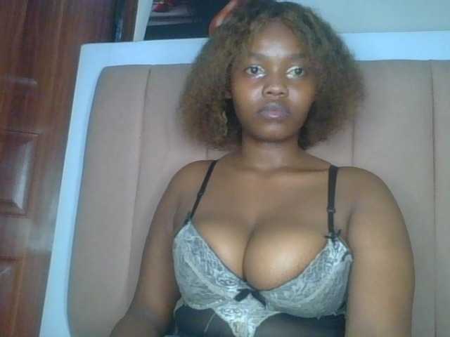 Curvy-maxy9 live cam on BongaCams