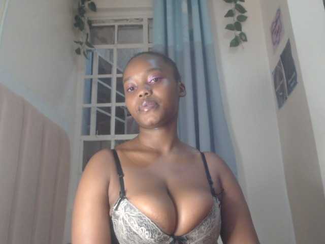 Curvy-maxy9 live cam on BongaCams