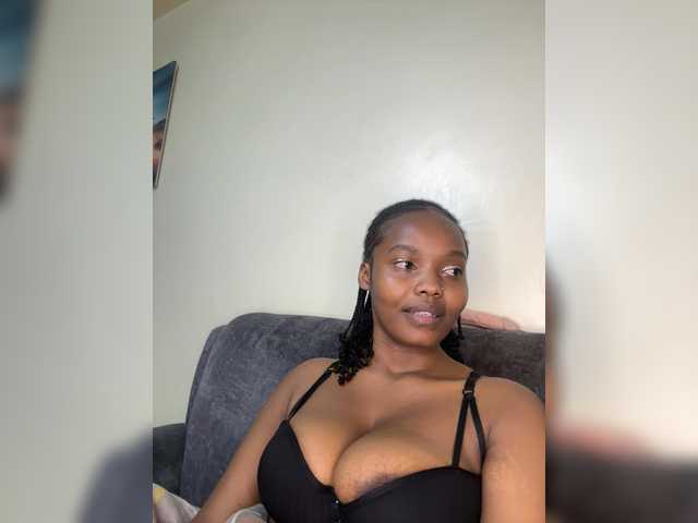 Curvy-maxy9 live cam on BongaCams