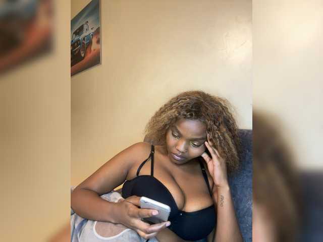 Curvy-maxy9 live cam on BongaCams