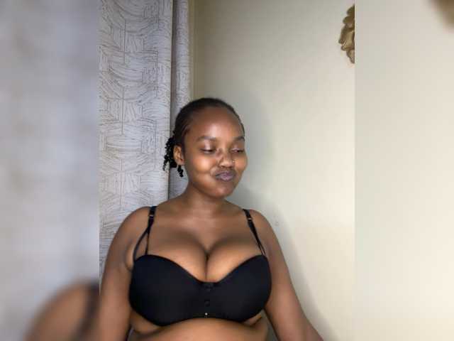 Curvy-maxy9 live cam on BongaCams