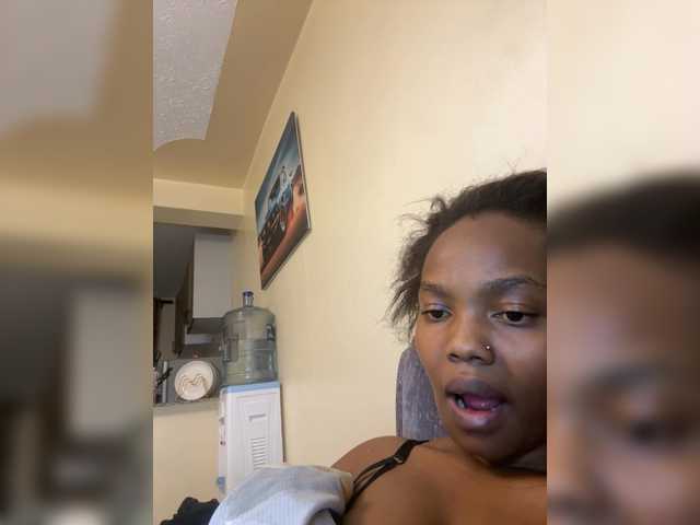 Curvy-maxy9 live cam on BongaCams