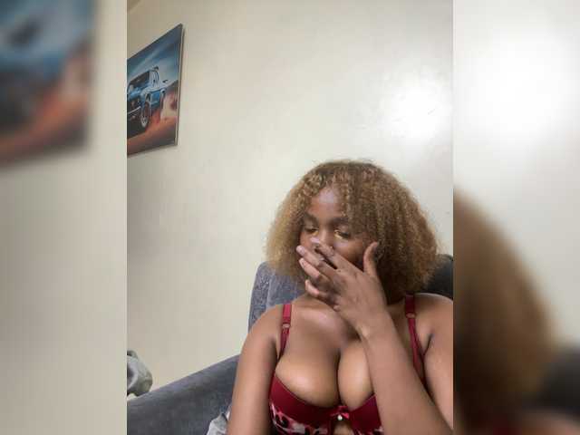 Curvy-maxy9 live cam on BongaCams