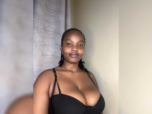 Curvy-maxy9 live cam on BongaCams