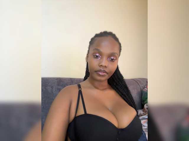 Curvy-maxy9 live cam on BongaCams