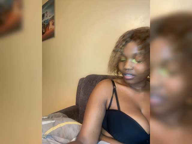 Curvy-maxy9 live cam on BongaCams