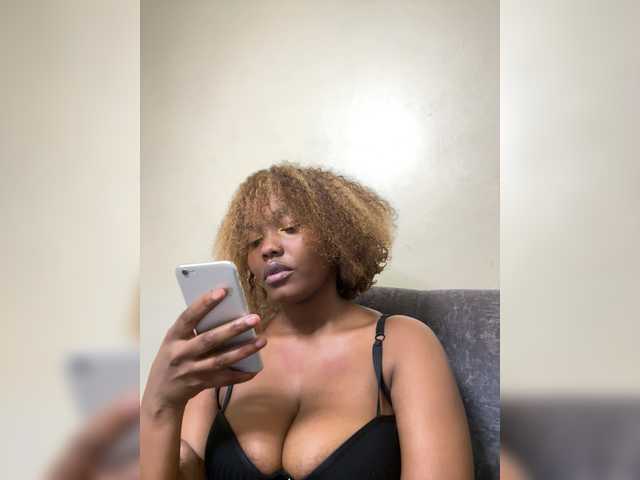 Curvy-maxy9 live cam on BongaCams