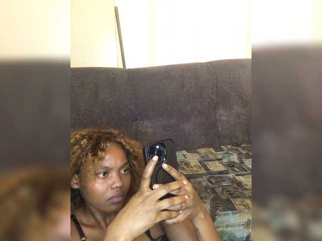Curvy-maxy9 live cam on BongaCams