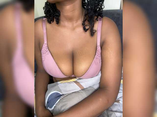 Curvy-maxy9 live cam on BongaCams